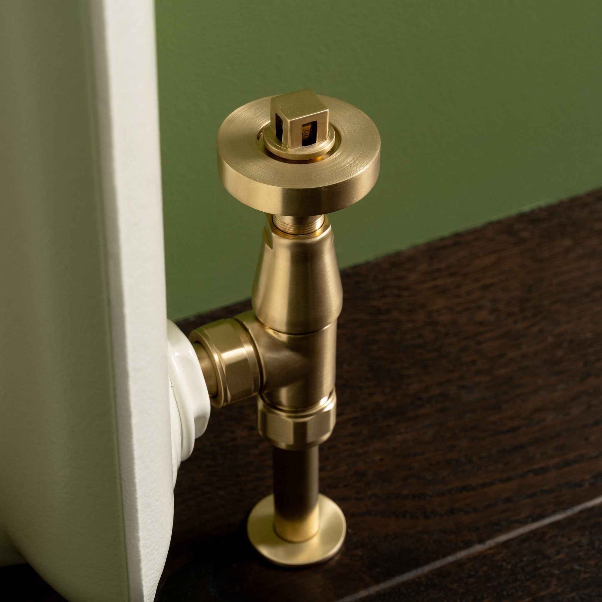 Victory Metal Handwheel Angled Thermostatic Radiator Valves - Rutland London (USA)