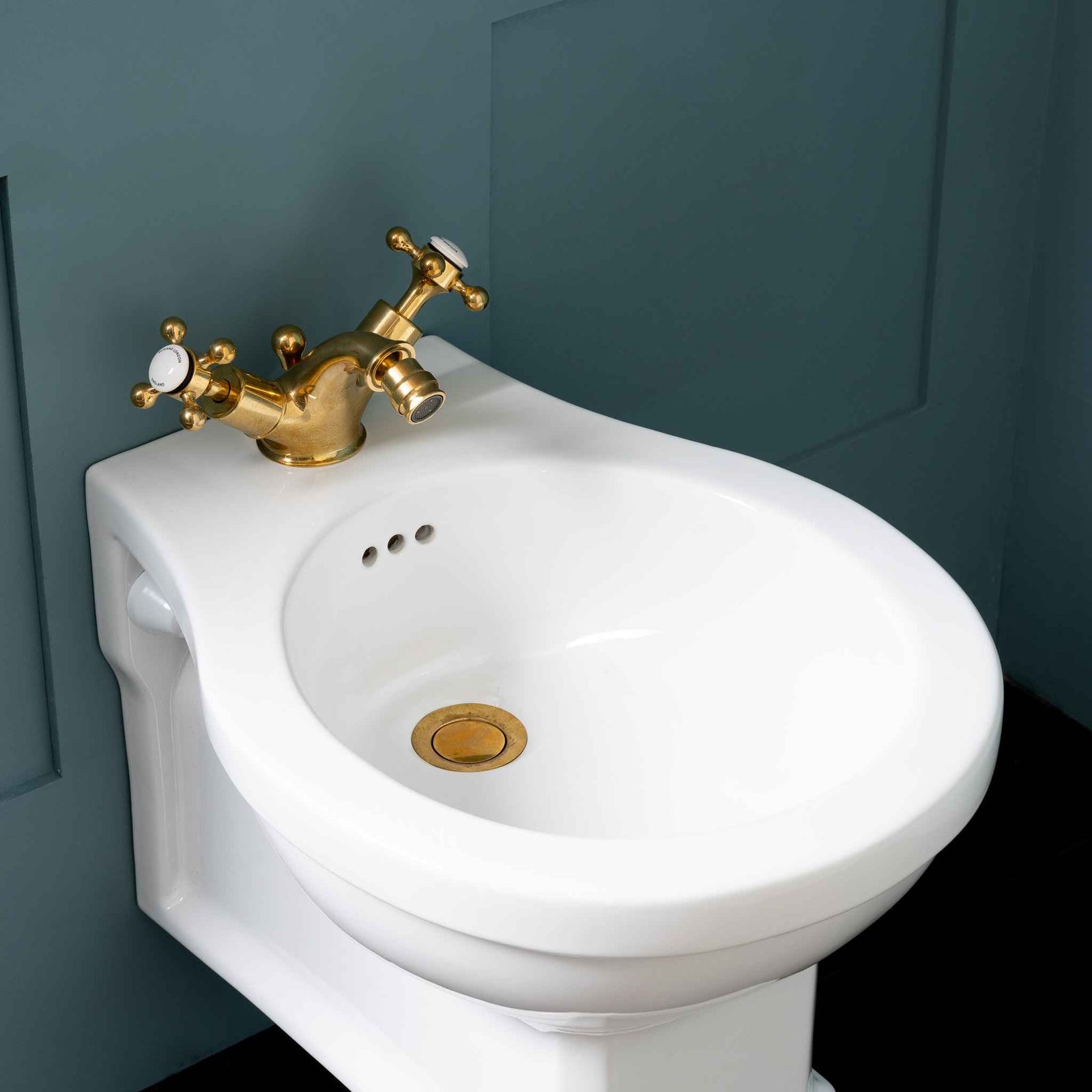 Ecclestone White Cross Handle Single Hole Bathroom Bidet Faucet - Rutland London (USA)