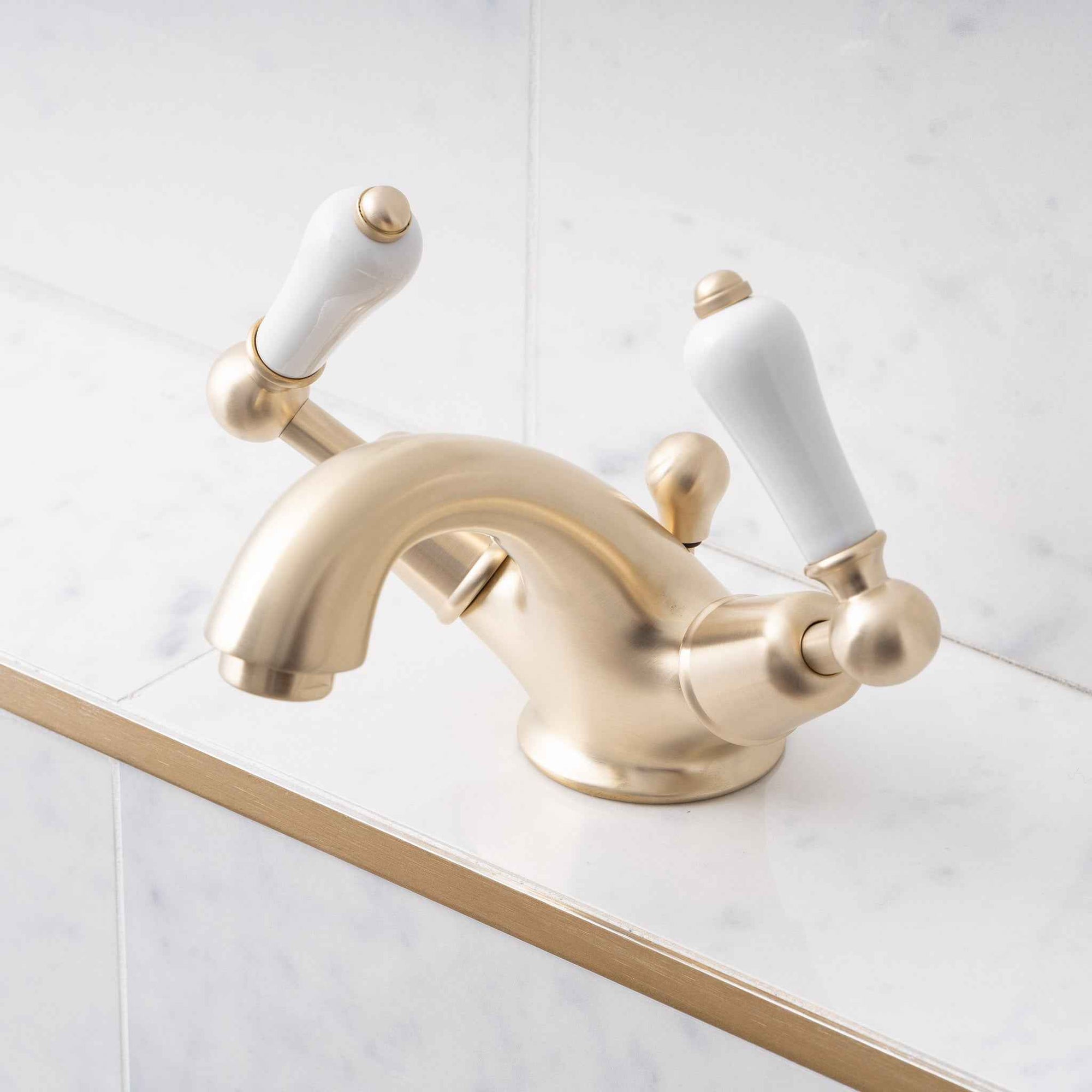 Torrington White Ceramic Lever Single Hole Bathroom Sink Faucet - Rutland London (USA)