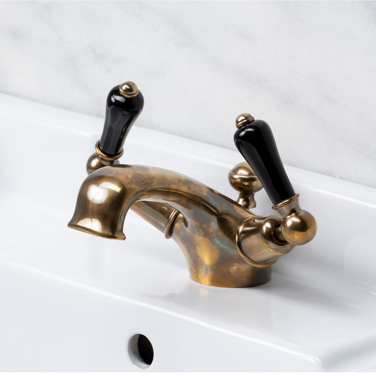 Cavalry Black Ceramic Lever Single Hole Bathroom Sink Faucet - Rutland London (USA)