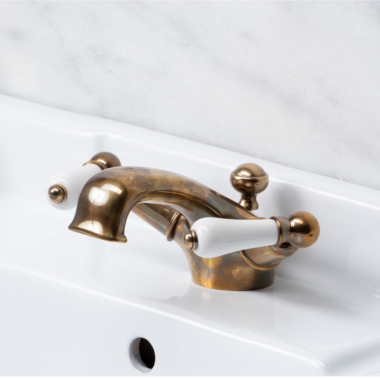 Cavalry White Ceramic Lever Single Hole Bathroom Sink Faucet - Rutland London (USA)