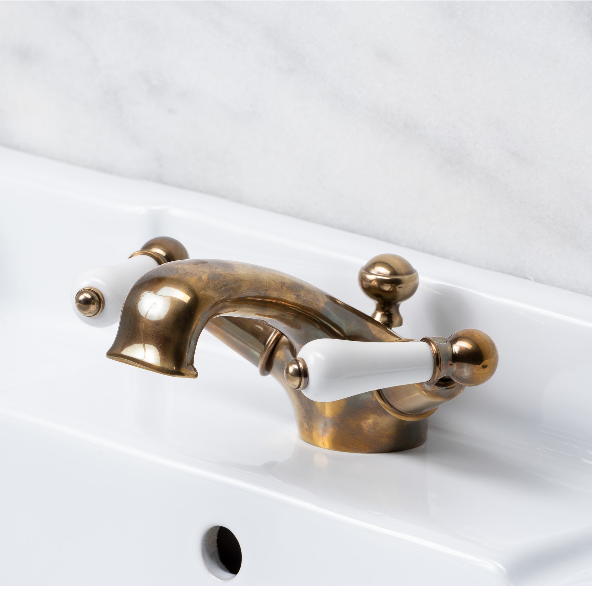 Cavalry White Ceramic Lever Single Hole Bathroom Sink Faucet - Rutland London (USA)