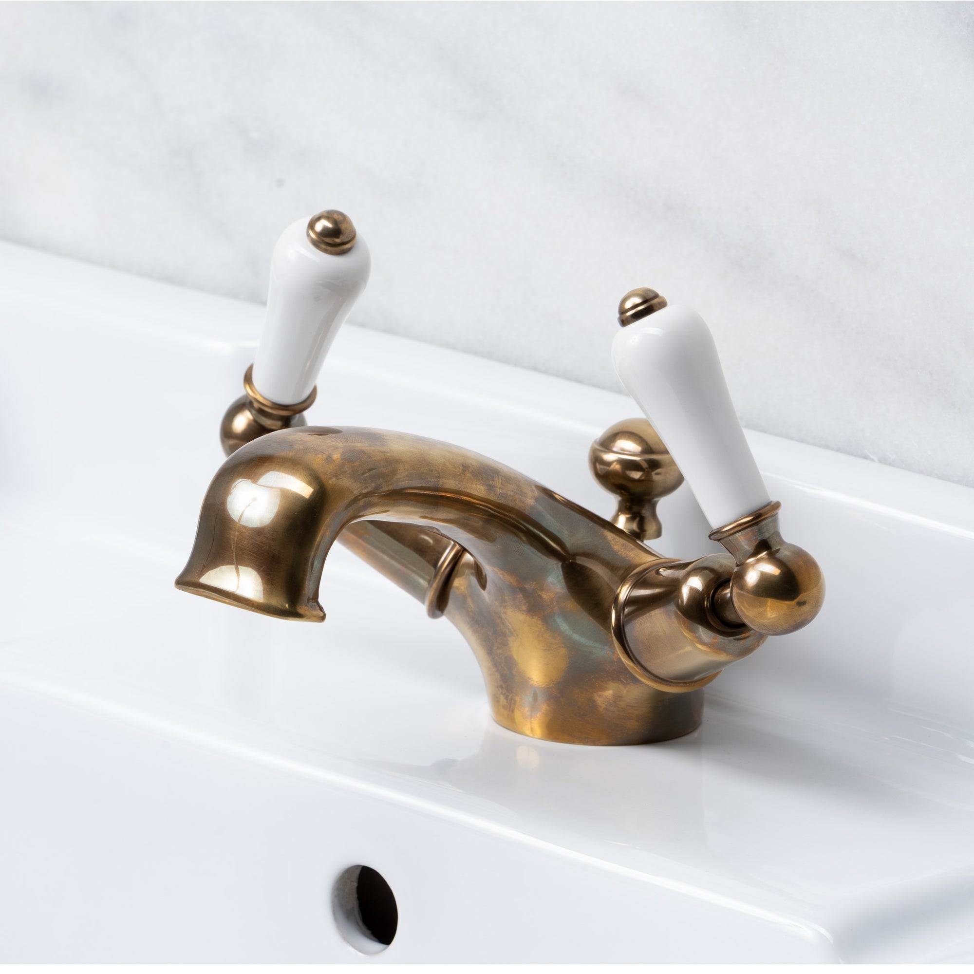 Cavalry White Ceramic Lever Single Hole Bathroom Sink Faucet - Rutland London (USA)